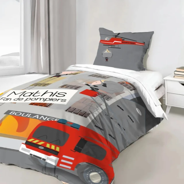 Housse de couette pompiers personnalisable et inédite par la marque L’Atelier BABY’SPHERE L’Atelier BABY’SPHERE - Housse de couette pompiers personnalisable et inédite