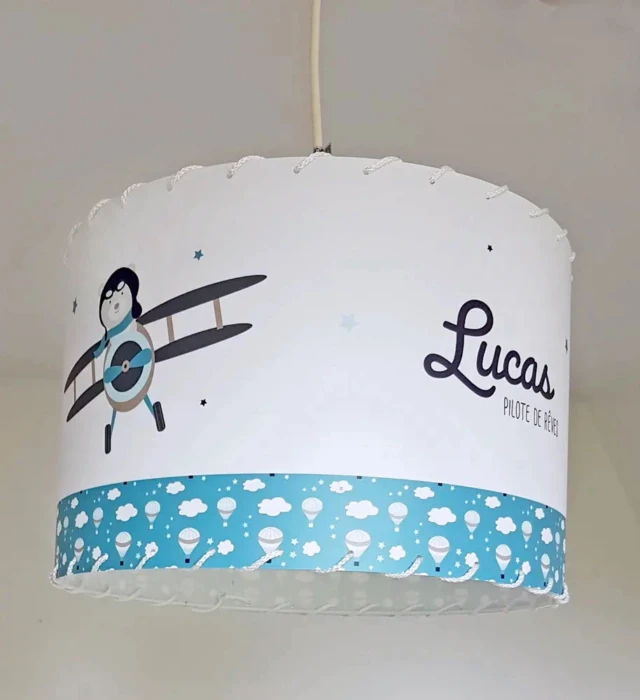 Luminaire enfant personnalisé – Thème aviateur et voyage ✈️ par la marque L’Atelier BABY’SPHERE L’Atelier BABY’SPHERE - Luminaire enfant personnalisé – Thème aviateur et voyage ✈️