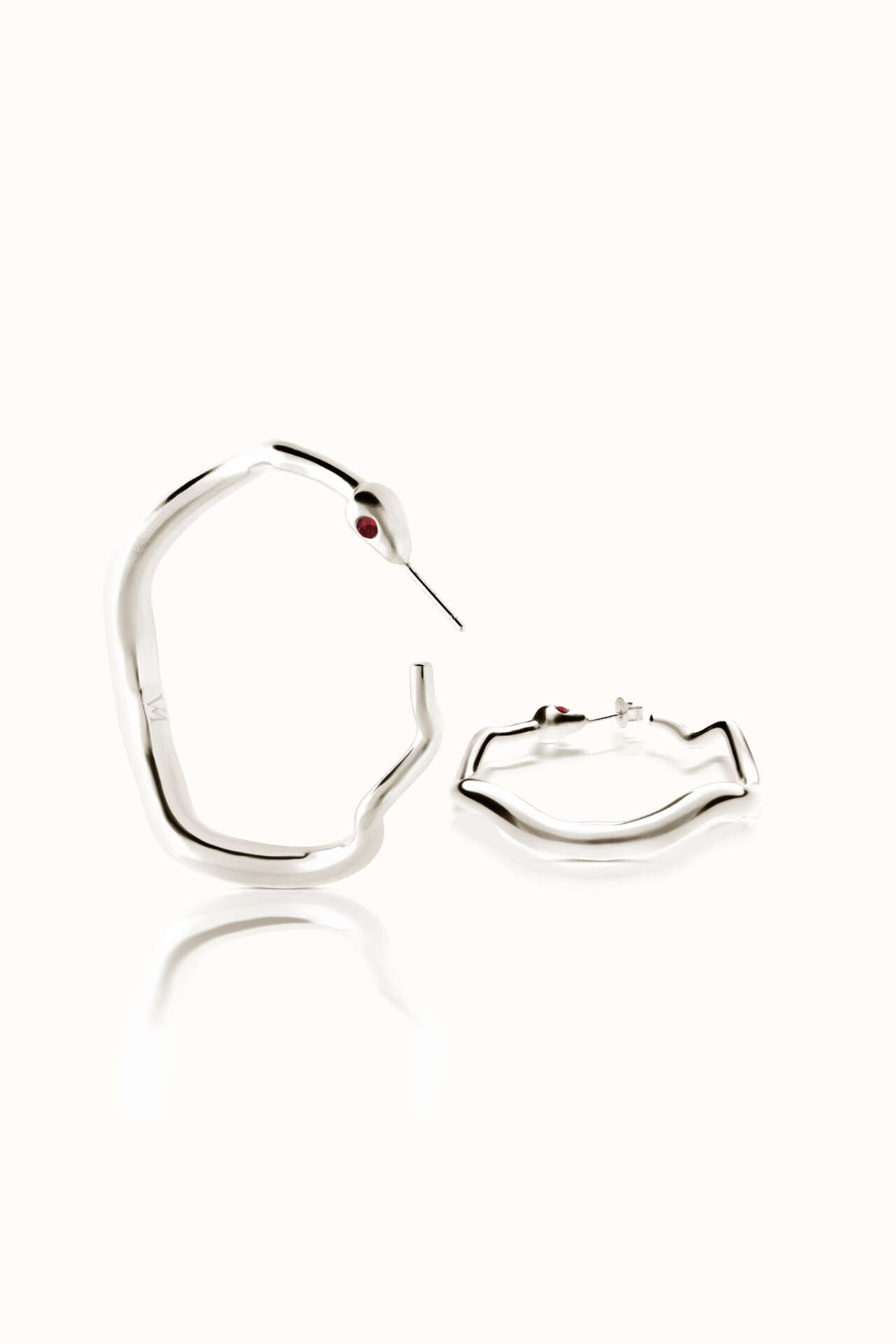 MLLCRPY Snake large creole with stone eyes white gold Grenat 1 2880152c 9d6c 411b 8323 512adbf0d3a5 Violaine Muras - Créoles Baiser du Serpent à grenat