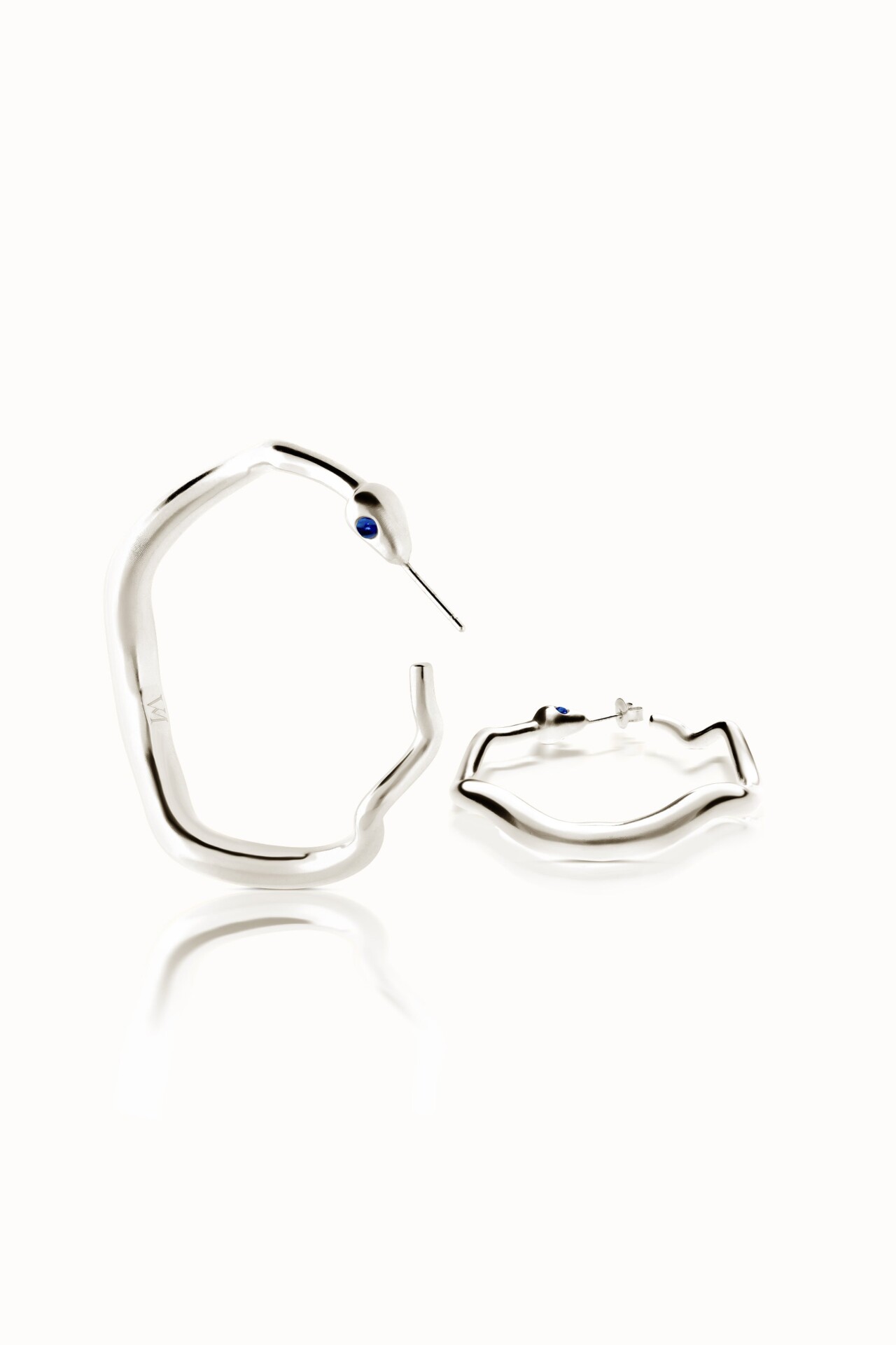 MLLCRPY Snake large creole with stone eyes white gold Sapphire 1 e1697559 d090 483f b8a4 9a398a046ee5 Violaine Muras - Créoles Baiser du Serpent à saphir