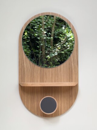 Éclipse Clairon – Miroir avec étagère et patère en chêne par la marque Reine Mère Reine Mère - Éclipse Clairon – Miroir avec étagère et patère en chêne