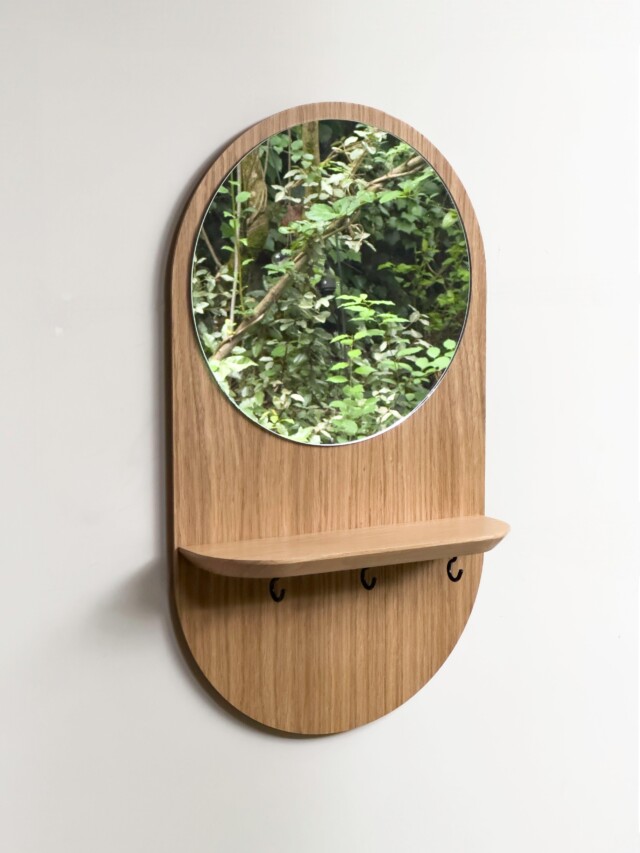 Éclipse Crochets – Miroir avec étagère et crochets en chêne par la marque Reine Mère Reine Mère - Éclipse Crochets – Miroir avec étagère et crochets en chêne