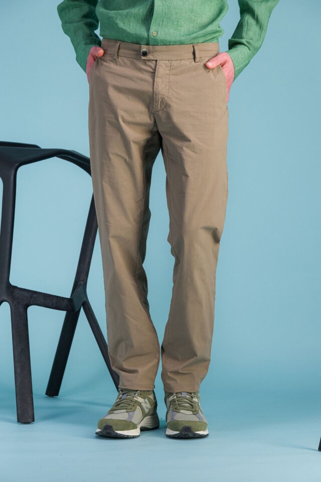 City pant coton BIO léger marron glacé par la marque JAGVI. RIVE GAUCHE JAGVI. RIVE GAUCHE - City pant coton BIO léger marron glacé