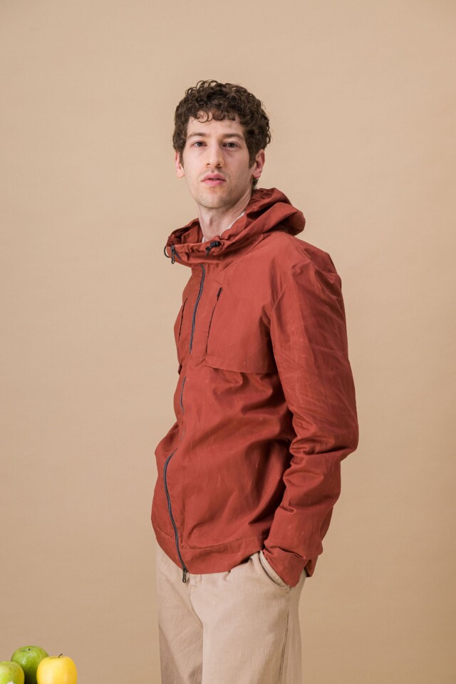 Veste imperméable “Alpinist” rouge cerise par la marque JAGVI. RIVE GAUCHE JAGVI. RIVE GAUCHE - Veste imperméable “Alpinist” rouge cerise