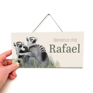 L’Atelier BABY’SPHERE - Plaque de porte jungle personnalisée – Lémuriens et plantes exotiques