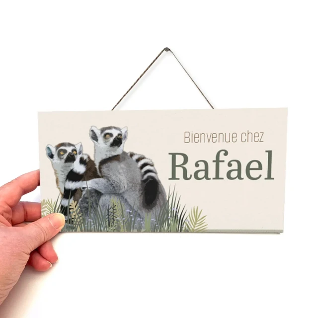 L’Atelier BABY’SPHERE - Plaque de porte jungle personnalisée – Lémuriens et plantes exotiques