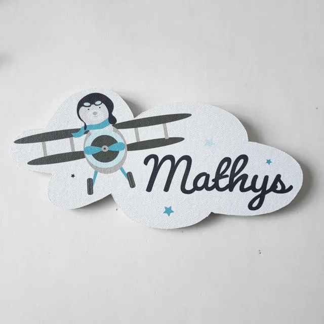 Plaque de porte nuage personnalisée – Ourson aviateur et avion biplan par la marque L’Atelier BABY’SPHERE L’Atelier BABY’SPHERE - Plaque de porte nuage personnalisée – Ourson aviateur et avion biplan