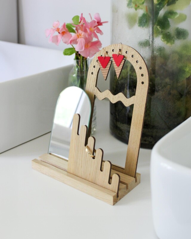Parenthèse – Porte bijoux en bois avec miroir par la marque Reine Mère Reine Mère - Parenthèse – Porte bijoux en bois avec miroir