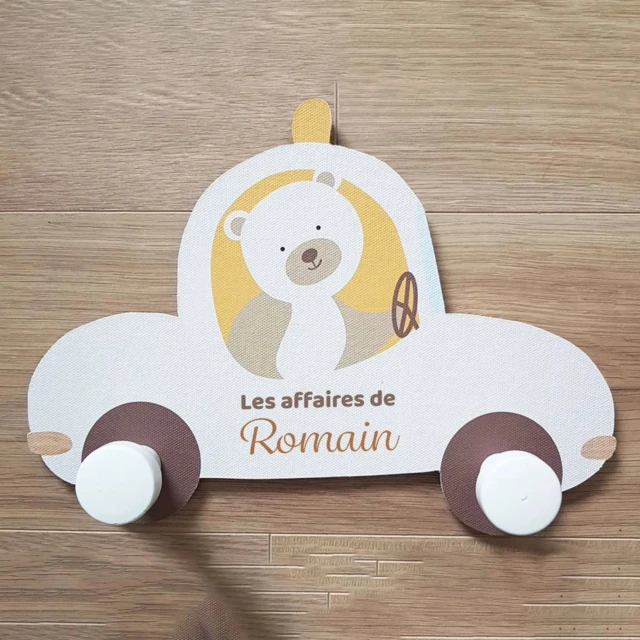 Porte manteau bébé voiture personnalisé – Petit ourson au volant par la marque L’Atelier BABY’SPHERE L’Atelier BABY’SPHERE - Porte manteau bébé voiture personnalisé – Petit ourson au volant