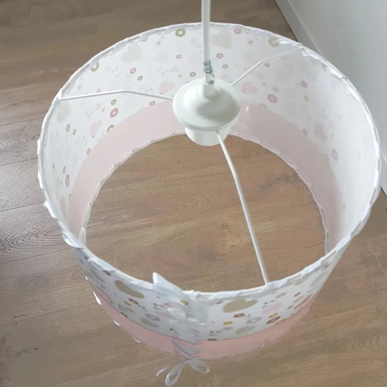 Atelier Baby’Sphère - Suspension personnalisée et motif coeurs papillons