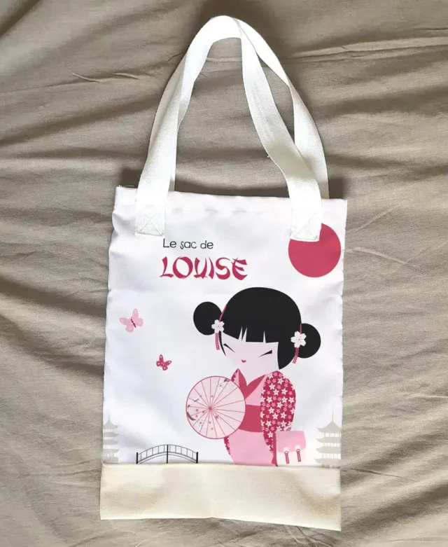Tote bag personnalisé de la poupée kokeshi par la marque L’Atelier BABY’SPHERE L’Atelier BABY’SPHERE - Tote bag personnalisé de la poupée kokeshi