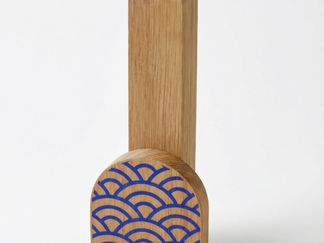 Voute Bougeoir Voute Ecaille Professional product photography packshot of a small oak candle holder. Dimensions H 248997 Reine Mère - Voute - Bougeoirs en chêne massif – Sixties