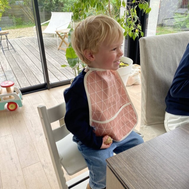 Les Mômes des Dômes - Bavoir serviette imperméable triangles