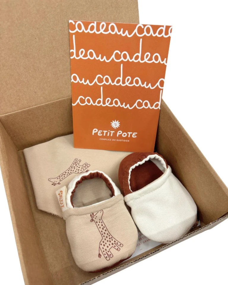 Petit Pote - Coffret naissance Chaussons + Bavoir – 18-20 / Bleu indigo