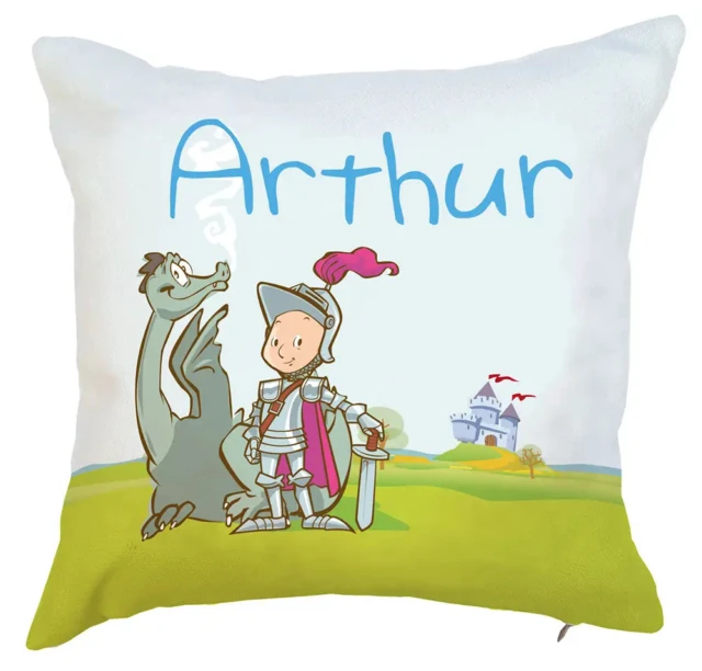 Coussin prénom du chevalier sur sa monture et avec son dragon par la marque L’Atelier BABY’SPHERE L’Atelier BABY’SPHERE - Coussin prénom du chevalier sur sa monture et avec son dragon
