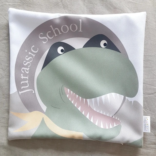 Coussin du dinosaure prêt pour rentrer à l’école par la marque L’Atelier BABY’SPHERE L’Atelier BABY’SPHERE - Coussin du dinosaure prêt pour rentrer à l’école