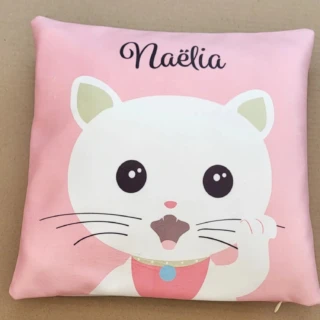 L’Atelier BABY’SPHERE - Coussin école personnalisé et son petit chat kawaii