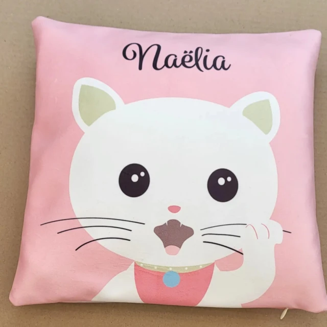 L’Atelier BABY’SPHERE - Coussin école personnalisé et son petit chat kawaii