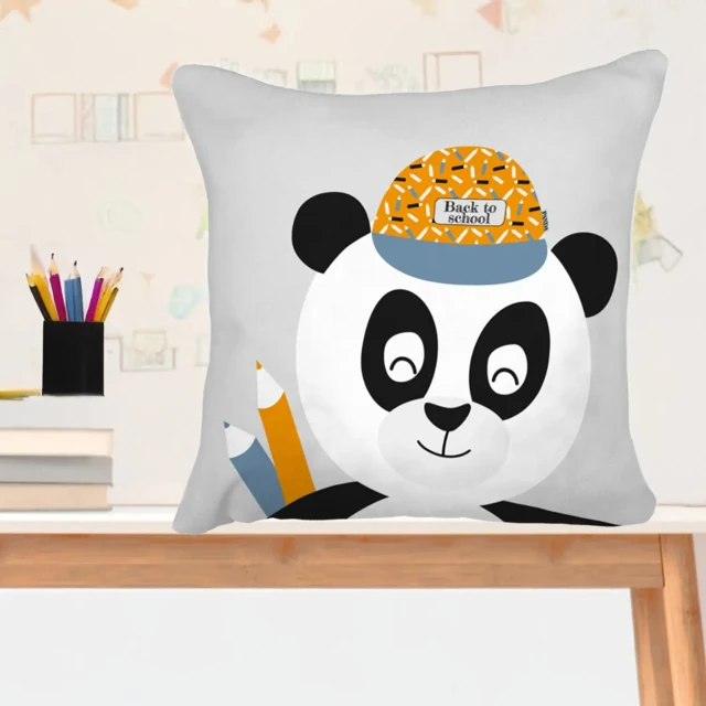 L’Atelier BABY’SPHERE - Coussin personnalisé du petit panda allant à l’école