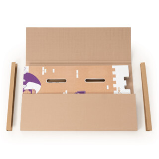 Vue de dessus d'une cabane en carton pliée à l'intérieur de sa boîte d'expédition fine et durable.