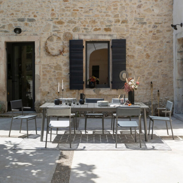 Ensemble LAFUMA MOBILIER table de repas extensible et 8 fauteuils de jardin Oron ALU 8-10 personnes GRIS TITANE par la marque LAFUMA Mobilier LAFUMA Mobilier - Ensemble LAFUMA MOBILIER table de repas extensible et 8 fauteuils de jardin Oron ALU 8-10 personnes GRIS TITANE