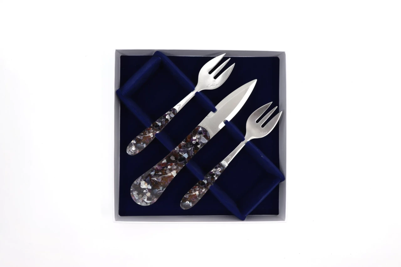 latelier rosie coffret fourchettes couteau moule vue 1 scaled 1 L'Atelier Rosie - L’écume lame 4 pans Coffret coquilles de moules
