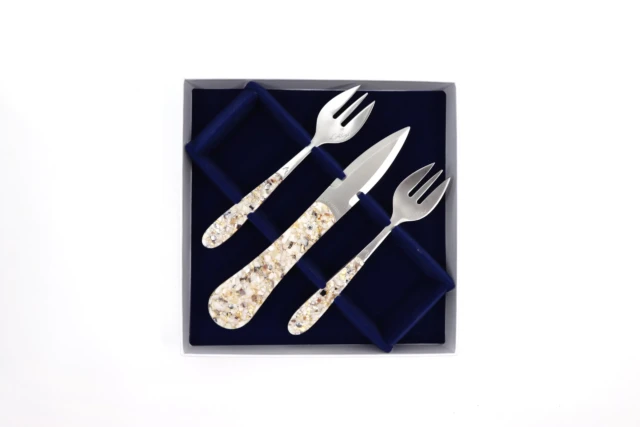 L’écume lame 4 pans Coffret coquilles d’huîtres et or par la marque L’Atelier Rosie L’Atelier Rosie - L’écume lame 4 pans Coffret coquilles d’huîtres et or