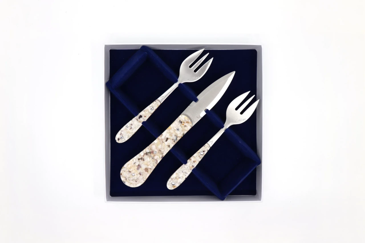 latelier rosiecoffret fourchettes couteau huitre vue 1 scaled 1 L'Atelier Rosie - L’écume lame 4 pans Coffret coquilles d'huîtres