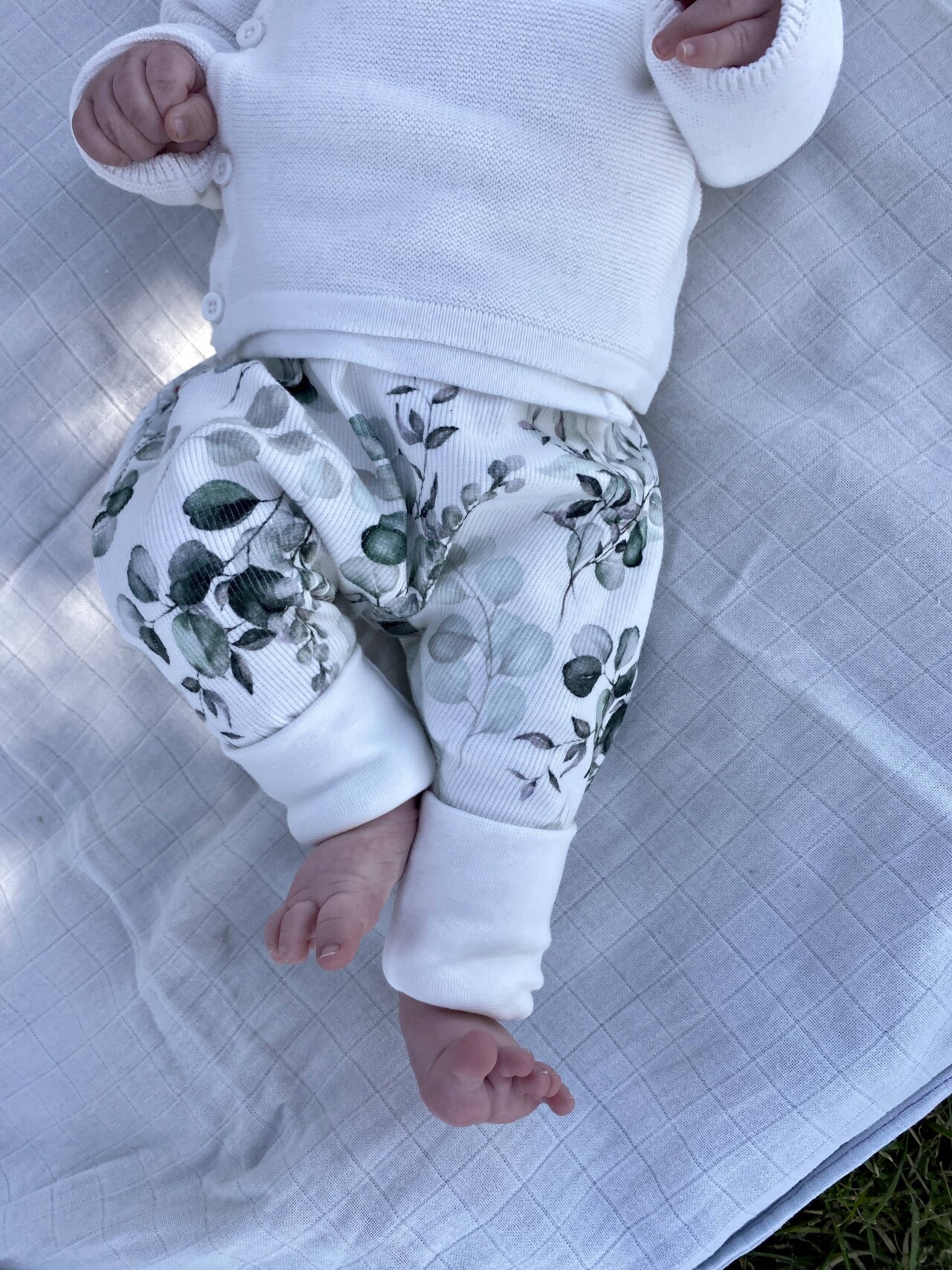 Les-momes-des-domes-sarouel-bebe-feuilles-eucalyptus