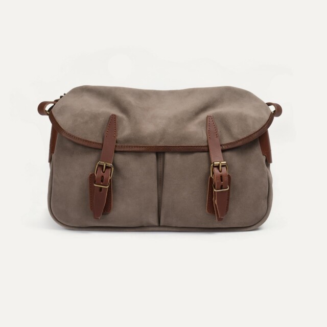 Musette du pêcheur S / Cuir Velours – Amande par la marque Bleu de Chauffe Bleu de Chauffe - Musette du pêcheur S / Cuir Velours – Amande