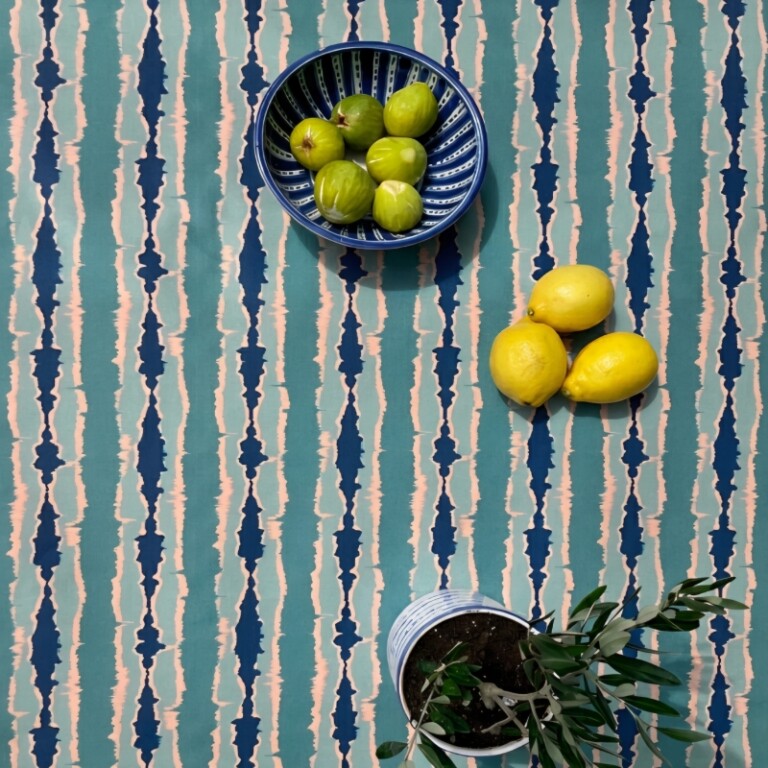 Fleur de Soleil - Nappe enduite anti tache ikat turquoise