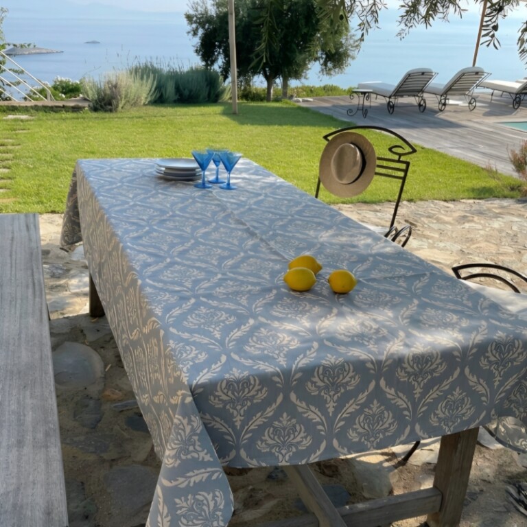 Fleur de Soleil - Nappe enduite Pompadour bleue