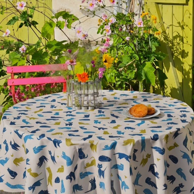 Fleur de Soleil - Nappe enduite ronde ou ovale Chats bleus