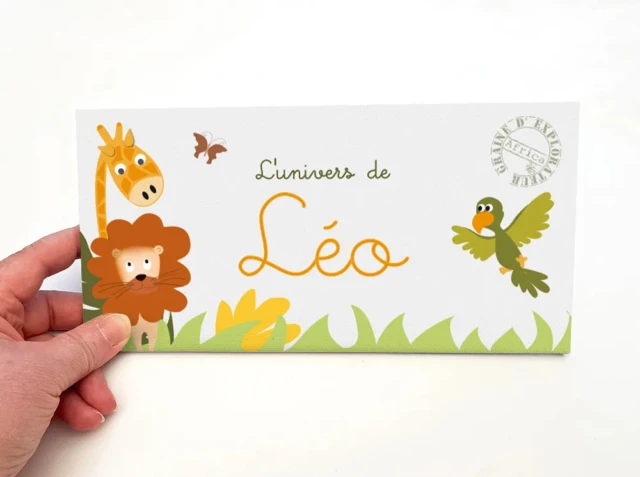L’Atelier BABY’SPHERE - Plaque de porte chambre bébé – Thème savane (lion, girafe et perroquet)