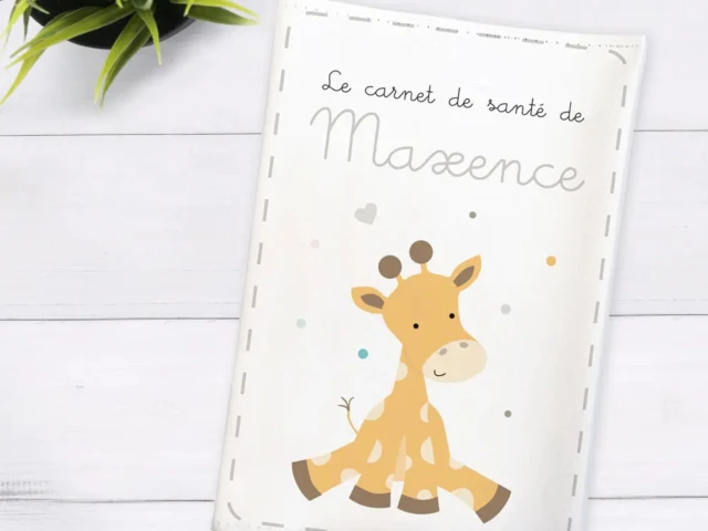 Atelier Baby’Sphère - Protège carnet de santé personnalisé avec bébé girafe