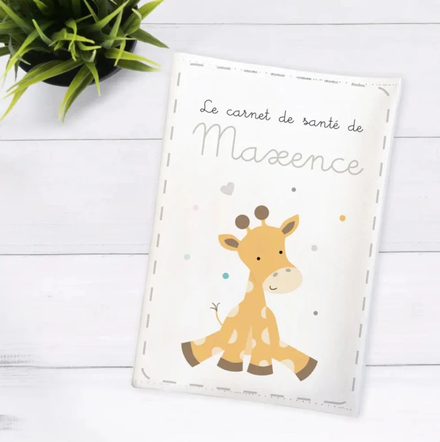 Protège carnet de santé personnalisé avec bébé girafe par la marque L’Atelier BABY’SPHERE L’Atelier BABY’SPHERE - Protège carnet de santé personnalisé avec bébé girafe