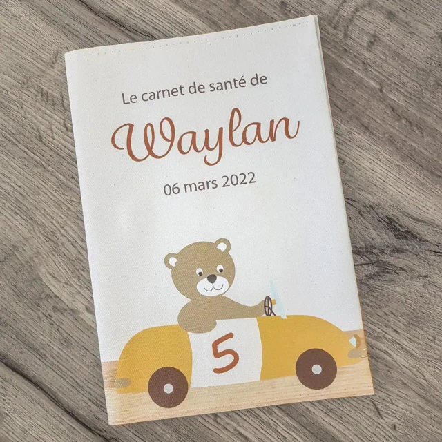 Protège carnet de santé ourson – Bébé garçon personnalisé par la marque L’Atelier BABY’SPHERE L’Atelier BABY’SPHERE - Protège carnet de santé ourson – Bébé garçon personnalisé