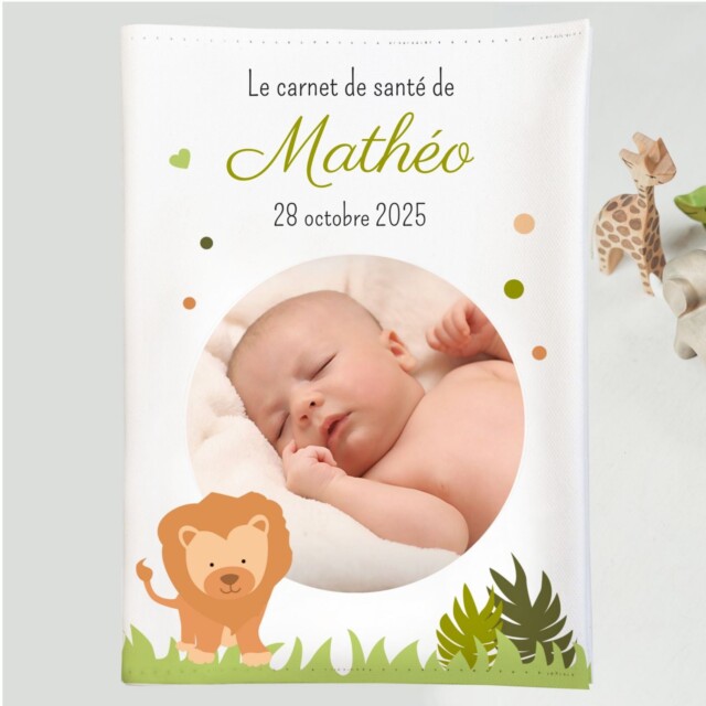 Carnet de santé photo du petit roi lion par la marque L’Atelier BABY’SPHERE L’Atelier BABY’SPHERE - Carnet de santé photo du petit roi lion