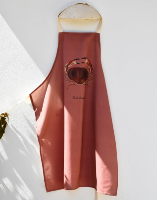 Tablier Rouge brique 100% coton : Le Tourteau par la marque Varek Illustrations Varek Illustrations - Tablier Rouge brique 100% coton : Le Tourteau