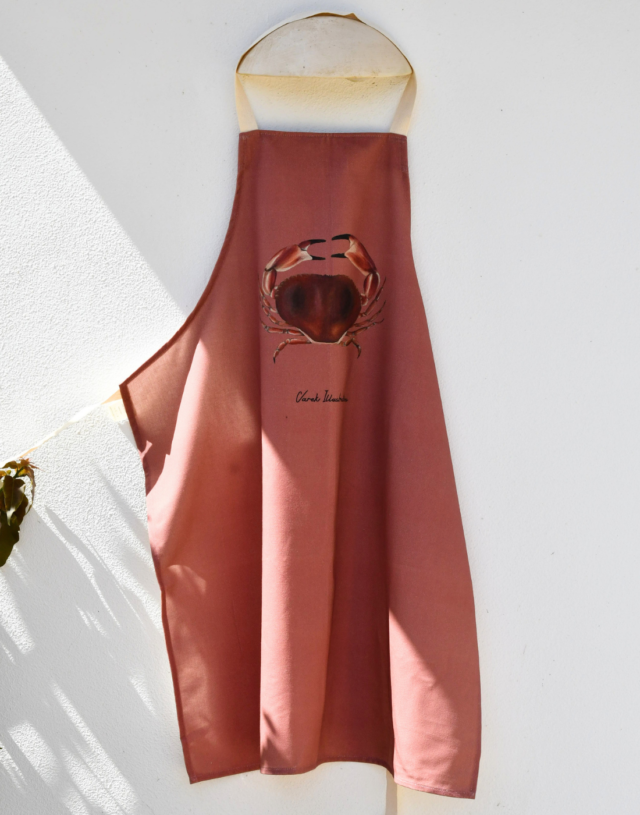 Tablier Rouge brique 100% coton : Le Tourteau par la marque Varek Illustrations Varek Illustrations - Tablier Rouge brique 100% coton : Le Tourteau
