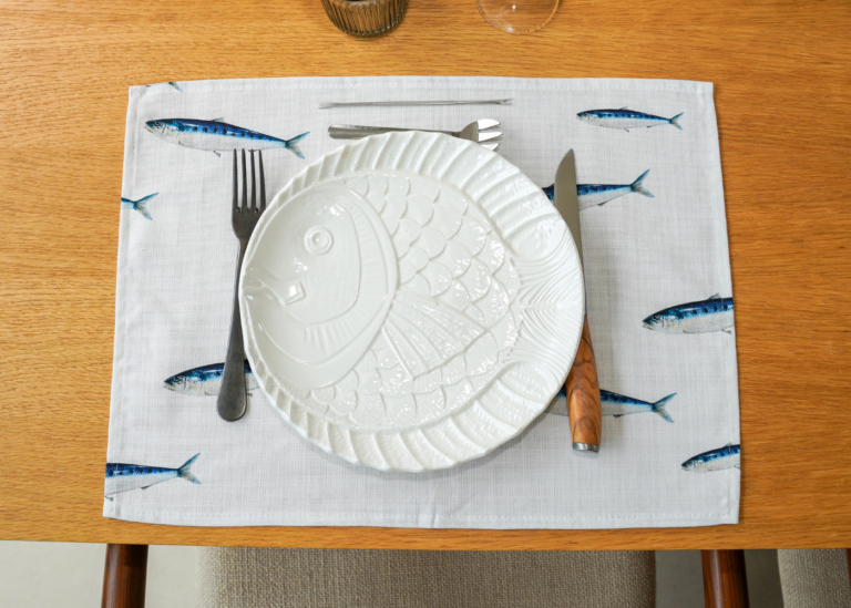 14 2b273a99 ac27 43e2 9a35 793cfcf6fca5 varek.illustrations - Set de table en coton enduit : Sardine