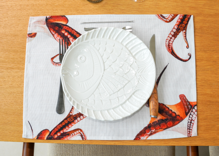 17 fd10f7fe 5ac4 4641 a51c 541b645a6a65 varek.illustrations - Set de table en coton enduit : Poulpe