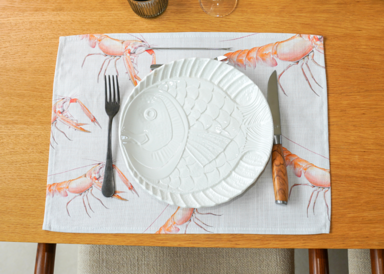 18 a66b7dda cd13 4cff 9e18 365e00b86bd1 varek.illustrations - Set de table en coton enduit : Langoustine