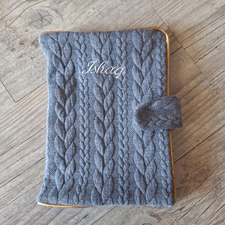 La Fabrique A DeDeuh - Protège carnet de santé personnalisé en tissu matelassé torsadé avec Prénom et/ou Date de naissance – Sans nœud / Juste le prénom