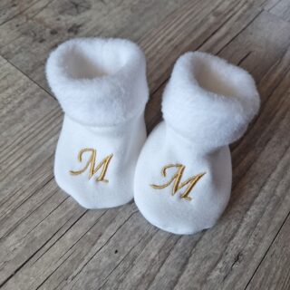 Chausson bébé brodé personnalisé initiales chaussons fourrés et chaud mixte: 7 couleurs par la marque La Fabrique À DeDeuh La Fabrique À DeDeuh - Chausson bébé brodé personnalisé initiales chaussons fourrés et chaud mixte: 7 couleurs