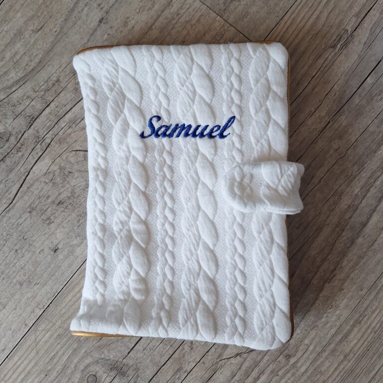 La Fabrique A DeDeuh - Protège carnet de santé personnalisé en tissu matelassé torsadé avec Prénom et/ou Date de naissance – Sans nœud / Juste le prénom