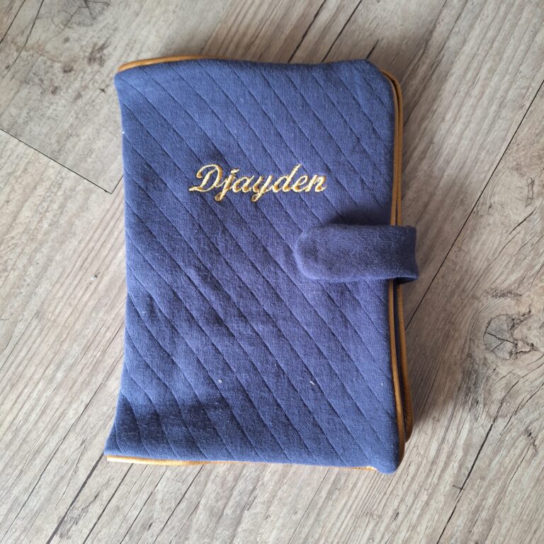 Doudou et Protège Carnet – Quantité Limitée