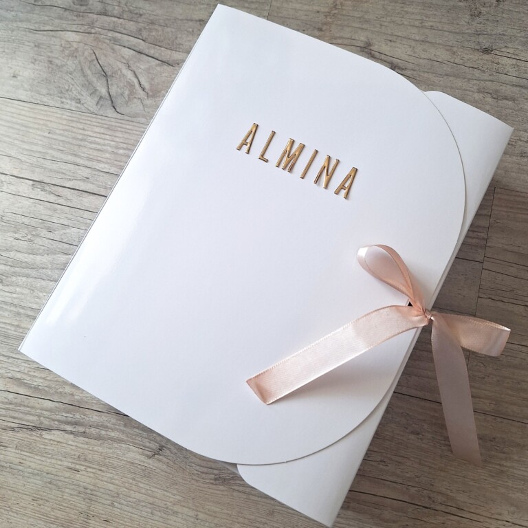 La Fabrique A DeDeuh - COFFRET QUEEN Coffret bébé Personnalisé – 2 Ensembles + Couverture & 2 Doudous + protège carnet – Quantité Limitée