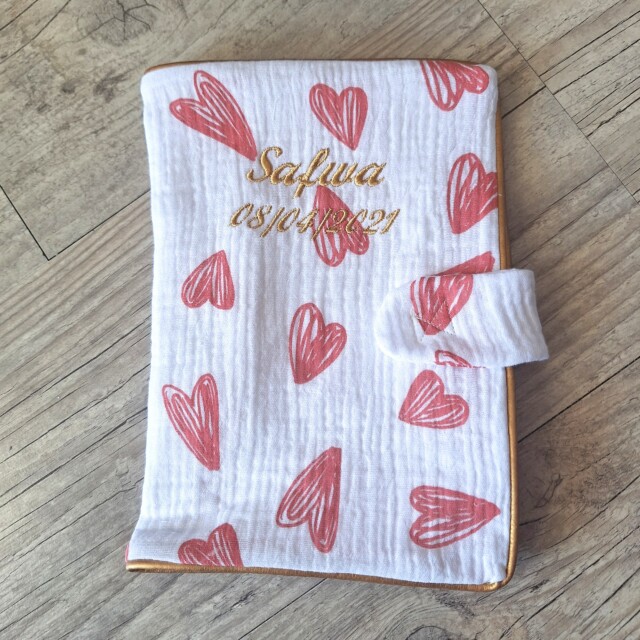 La Fabrique A DeDeuh - EDITION LIMITÉE: Protège carnet de santé cpeur rouge personnalisé en tissu gaze de coton avec Prénom et/ou Date de naissance – Sans nœud / Juste le prénom