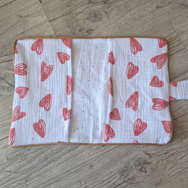 La Fabrique A DeDeuh - EDITION LIMITÉE: Protège carnet de santé cpeur rouge personnalisé en tissu gaze de coton avec Prénom et/ou Date de naissance – Sans nœud / Juste le prénom